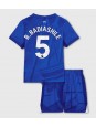 Billige Chelsea Benoit Badiashile #5 Hjemmedraktsett Barn 2025-26 Kortermet (+ Korte bukser)